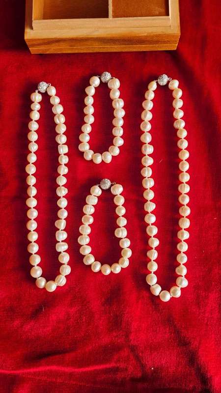 Jewelry box with 2 x Pearl necklaces and 2 x Bracelet