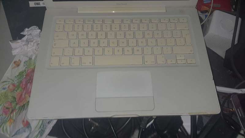 MacBook 2006 A1181 (Untested no charger)