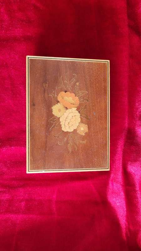 Jewelry box with 2 x Pearl necklaces and 2 x Bracelet