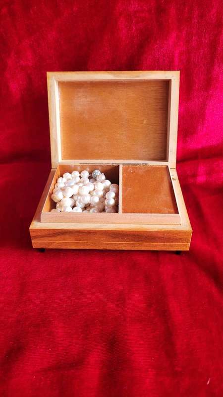 Jewelry box with 2 x Pearl necklaces and 2 x Bracelet