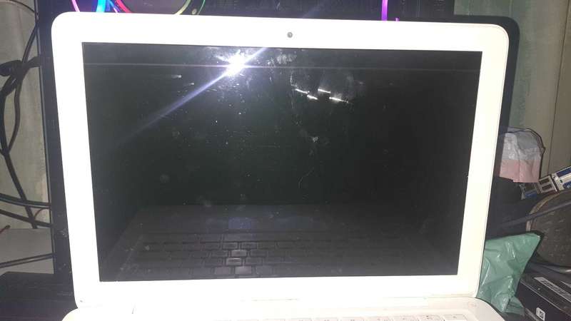 2009 MacBook (Untested no charger)