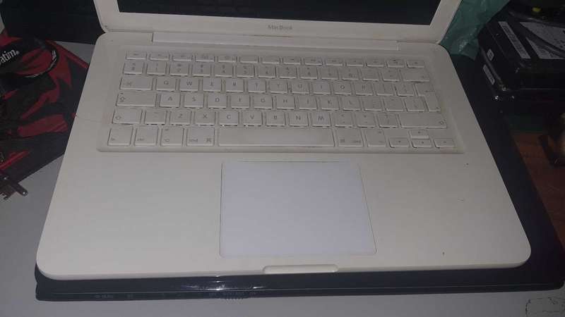 2009 MacBook (Untested no charger)