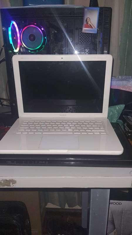 2009 MacBook (Untested no charger)