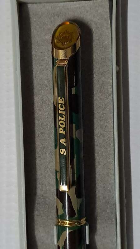 South African Pens 1 x Collectable SA Police Camo Pen. No Ink. + display box (metal/camo)