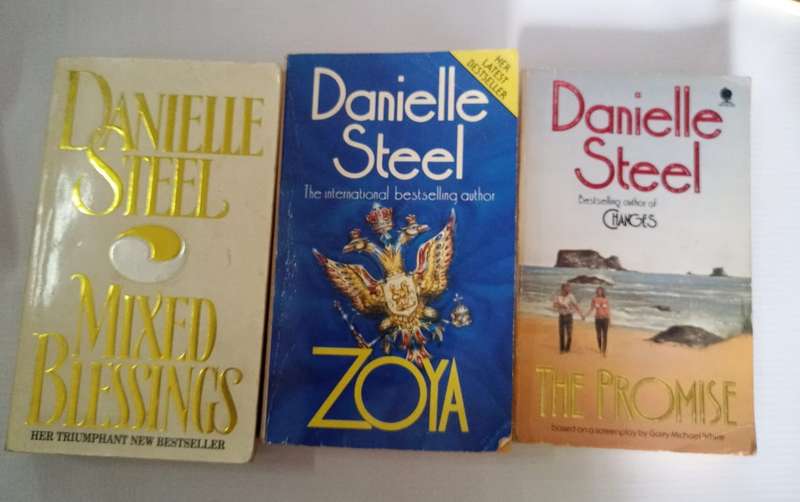 Book - Danielle Steel x 3 Book one bit. The Promise, Mix Blessings, Zoya