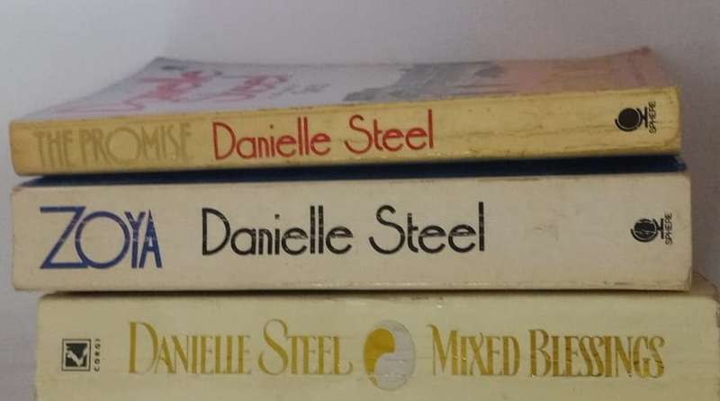 Book - Danielle Steel x 3 Book one bit. The Promise, Mix Blessings, Zoya