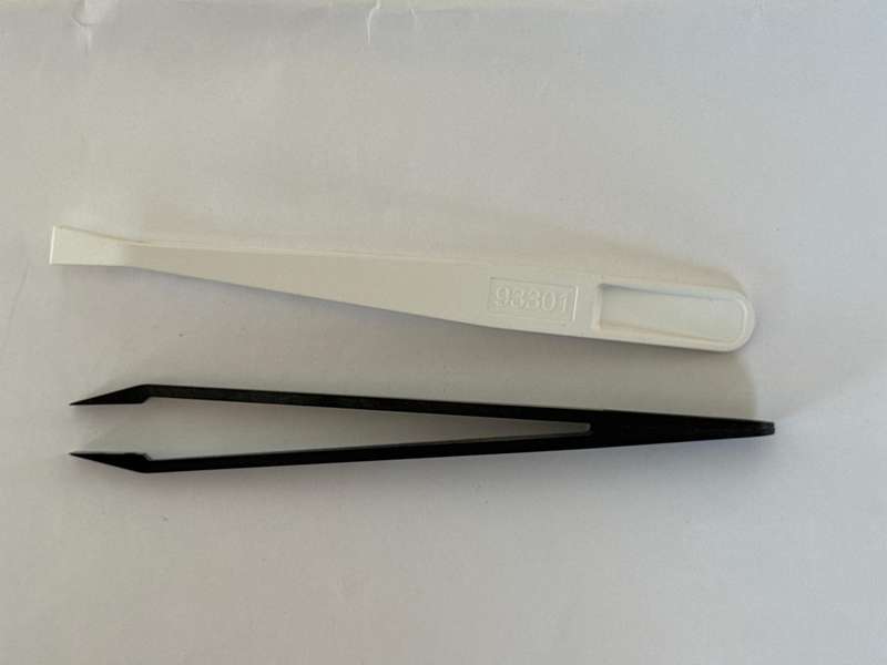 Plastic tweezers, for banknotes and coins. 11.5cm.