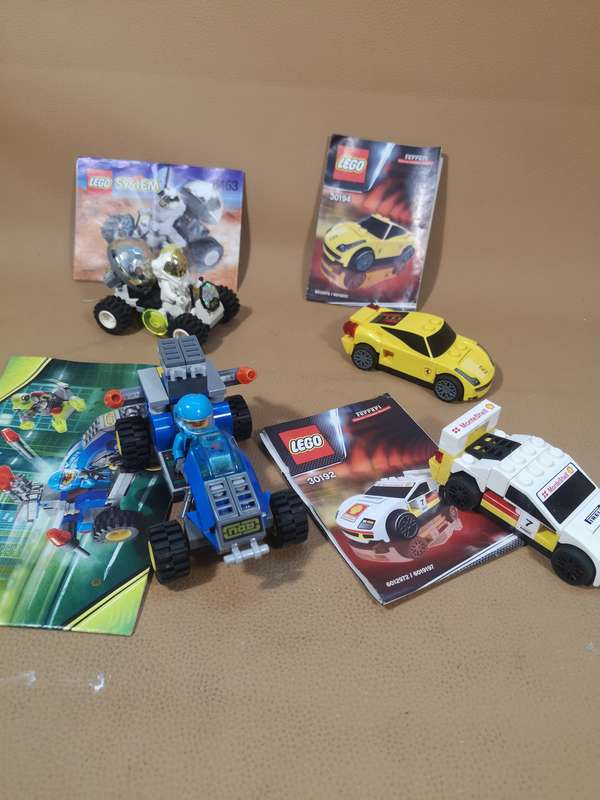 COLLECTION OF VINTAGE LEGO MODELS COMPLETE WITH MANUALS