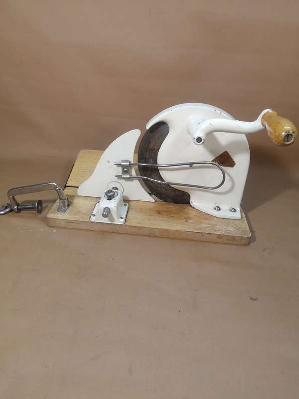 STUNNING VINTAGE ENAMEL BREAD SLICER MARKED DE VE MADE IN HOLLAND - NO RUST