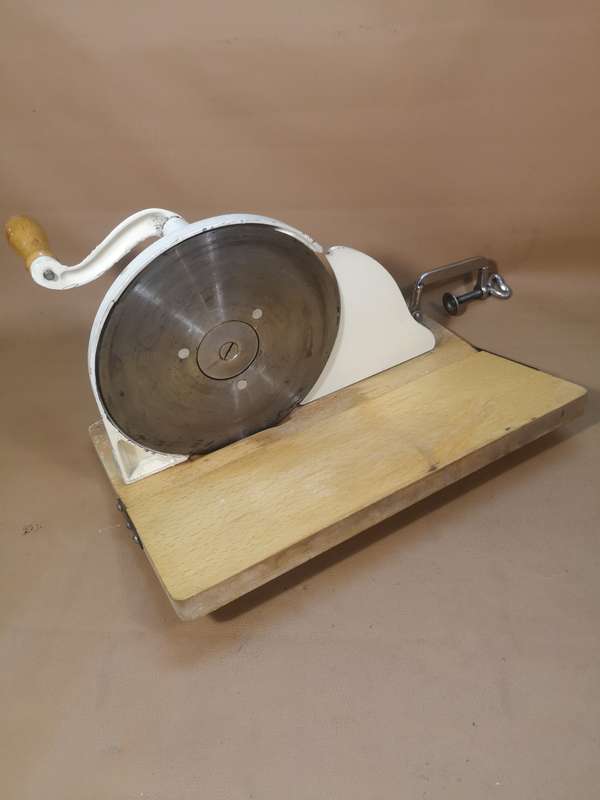 STUNNING VINTAGE ENAMEL BREAD SLICER MARKED DE VE MADE IN HOLLAND - NO RUST