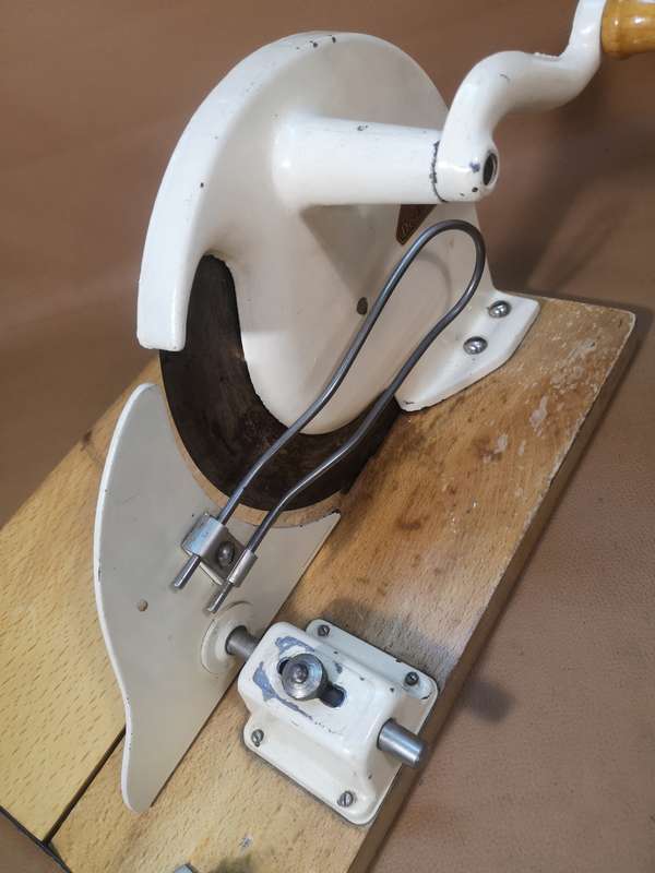 STUNNING VINTAGE ENAMEL BREAD SLICER MARKED DE VE MADE IN HOLLAND - NO RUST