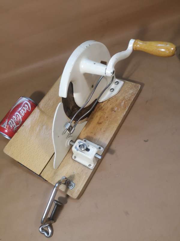STUNNING VINTAGE ENAMEL BREAD SLICER MARKED DE VE MADE IN HOLLAND - NO RUST