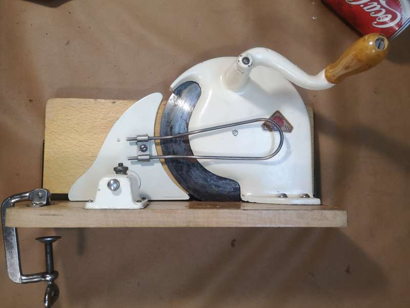 STUNNING VINTAGE ENAMEL BREAD SLICER MARKED DE VE MADE IN HOLLAND - NO RUST