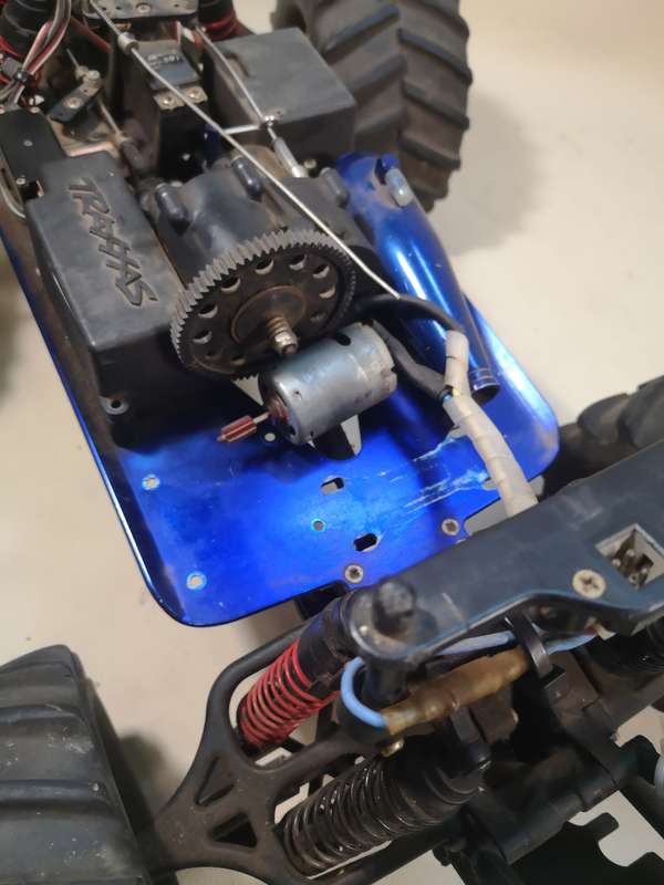 VERY LARGE TRAXXAS RC MONSTER TRUCK FOR SPARES OR REPAIRS