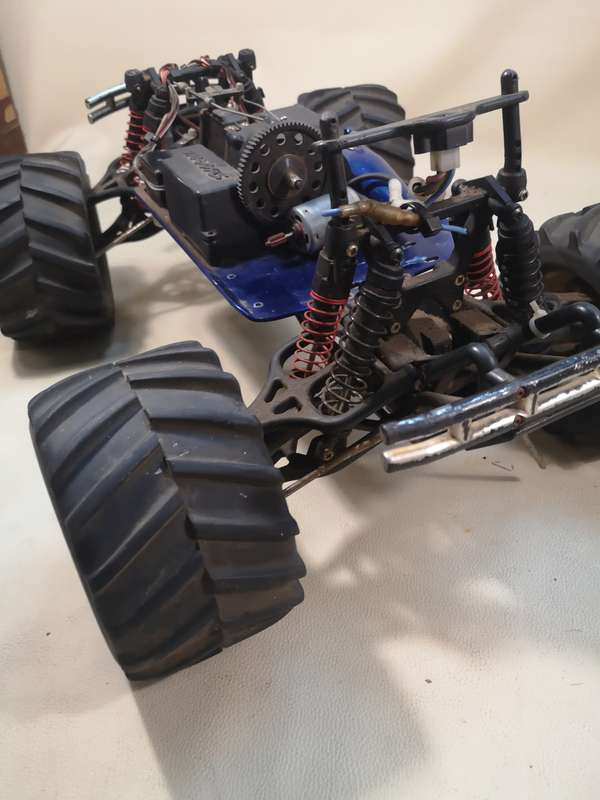 VERY LARGE TRAXXAS RC MONSTER TRUCK FOR SPARES OR REPAIRS
