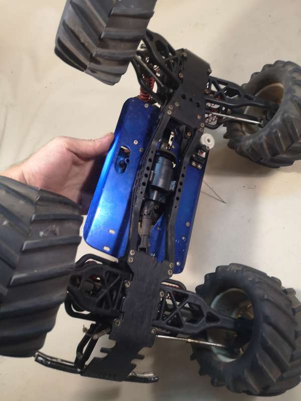VERY LARGE TRAXXAS RC MONSTER TRUCK FOR SPARES OR REPAIRS