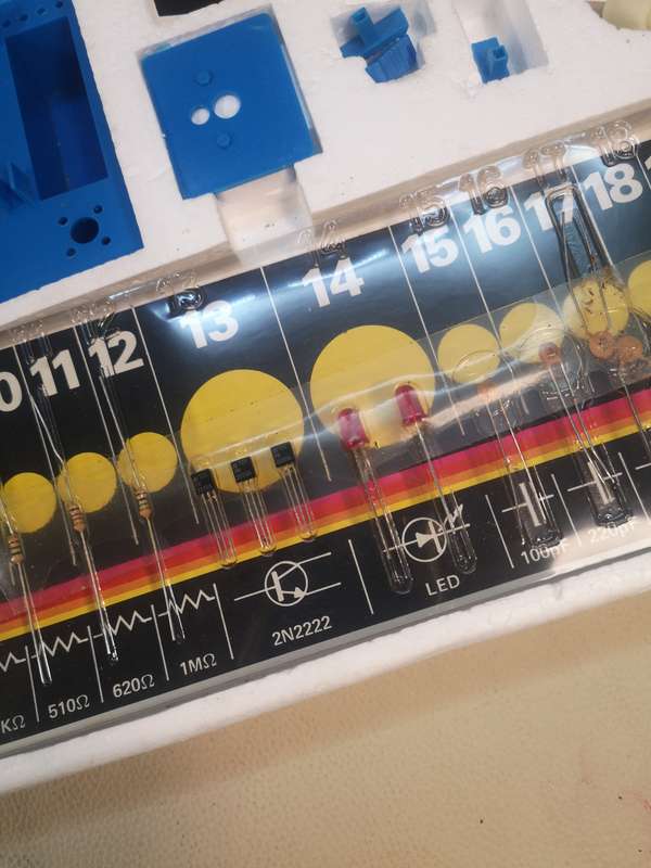Rare Vintage 1979 World of Radio & Electronics 200 Experiments Tree of Knowledge Complete in Box