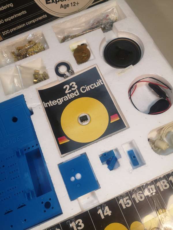 Rare Vintage 1979 World of Radio & Electronics 200 Experiments Tree of Knowledge Complete in Box