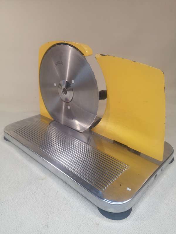 An awesome vintage Pineware bread/cold meat slicer. Stunning in all kitchens!!