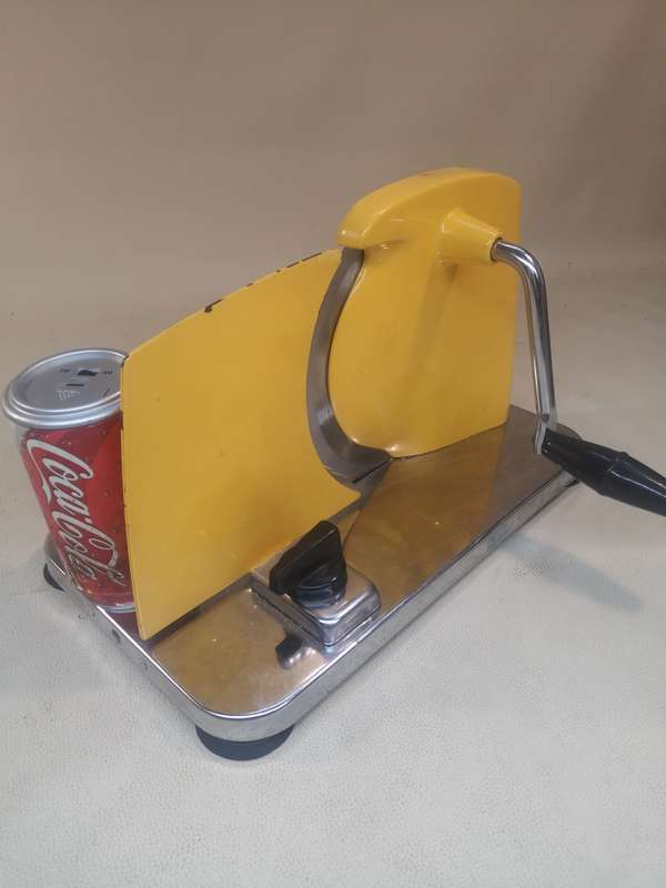 An awesome vintage Pineware bread/cold meat slicer. Stunning in all kitchens!!