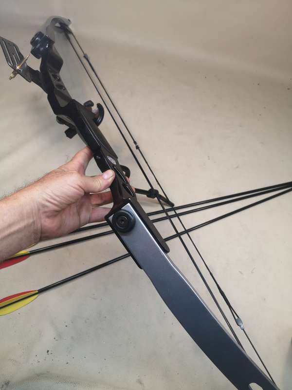 55 LBS 29" Draw Length Archery Hunting Compound Bow - CB55B with a Trophy Ridge Sight & 3 New Arrows