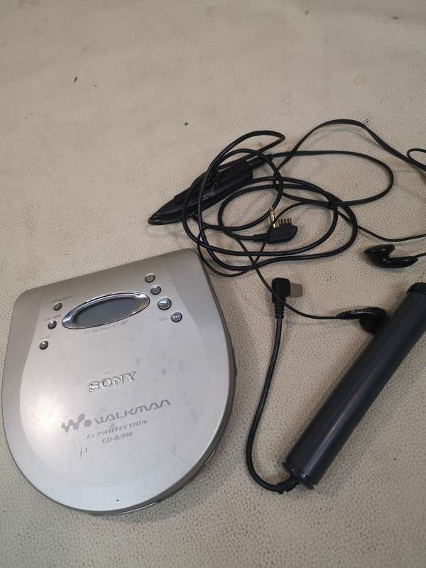 VINTAGE DISCMAN SONY WALKMAN D-EJ835 - SONY CD WALKMAN - Tested Working