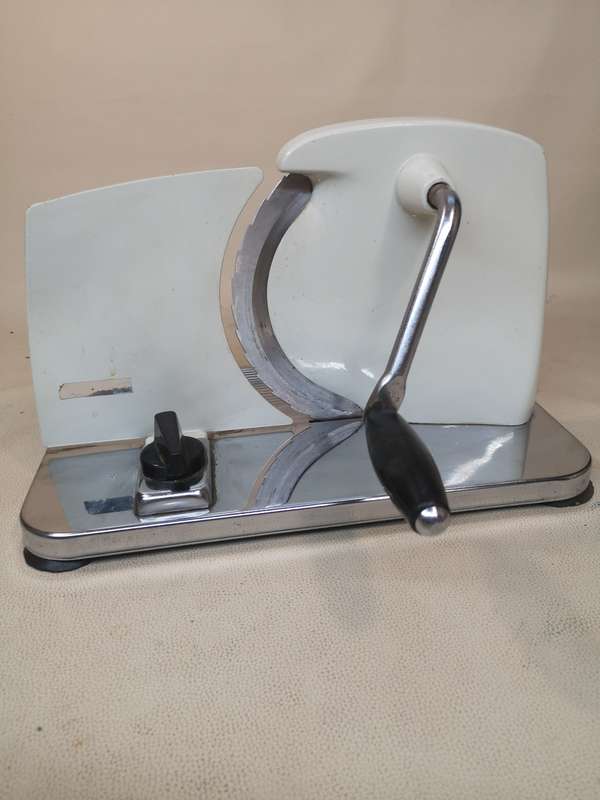 An awesome vintage Pineware bread/cold meat slicer. Stunning in all kitchens!!