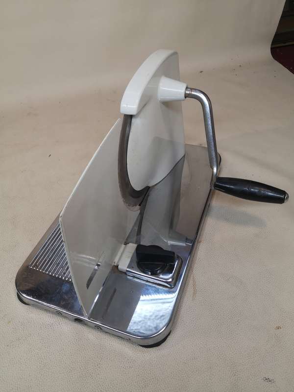 An awesome vintage Pineware bread/cold meat slicer. Stunning in all kitchens!!