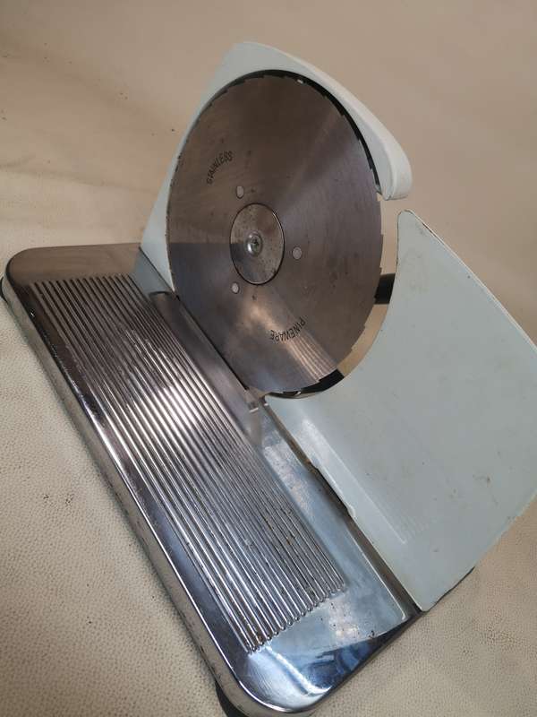 An awesome vintage Pineware bread/cold meat slicer. Stunning in all kitchens!!