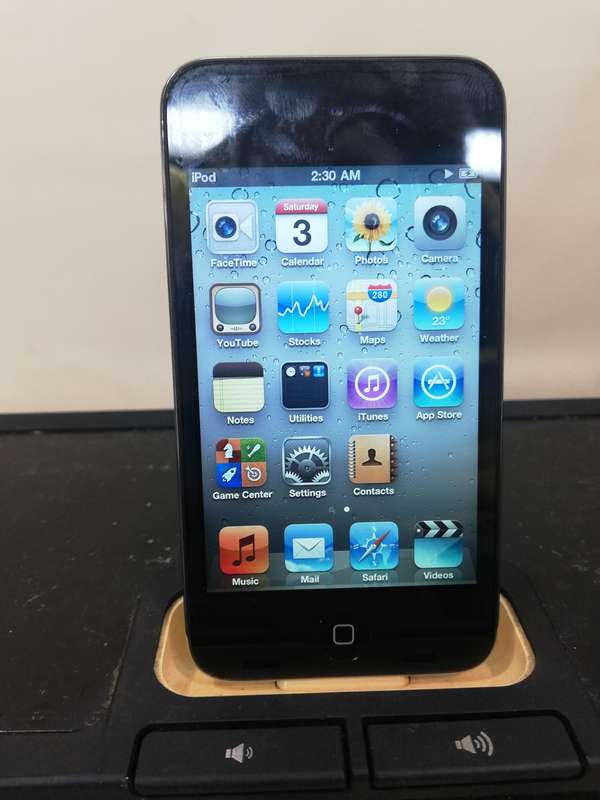 32GB Apple iPod touch 4th Gen + Yamaha PDX-30BL Speaker Dock for iPod and iPhone