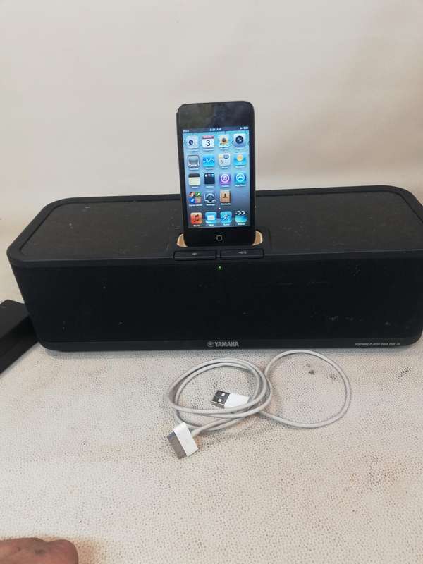 32GB Apple iPod touch 4th Gen + Yamaha PDX-30BL Speaker Dock for iPod and iPhone