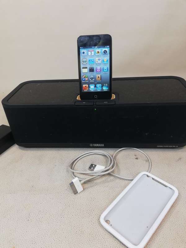 32GB Apple iPod touch 4th Gen + Yamaha PDX-30BL Speaker Dock for iPod and iPhone