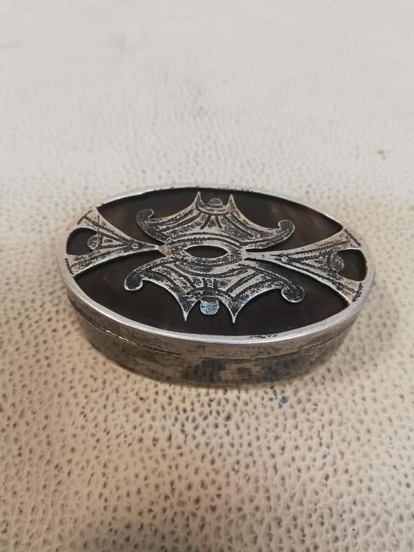 Magnificent Handcrafted 925 Silver Pill Box With a Tortoiseshell inlay - Marked - 34g