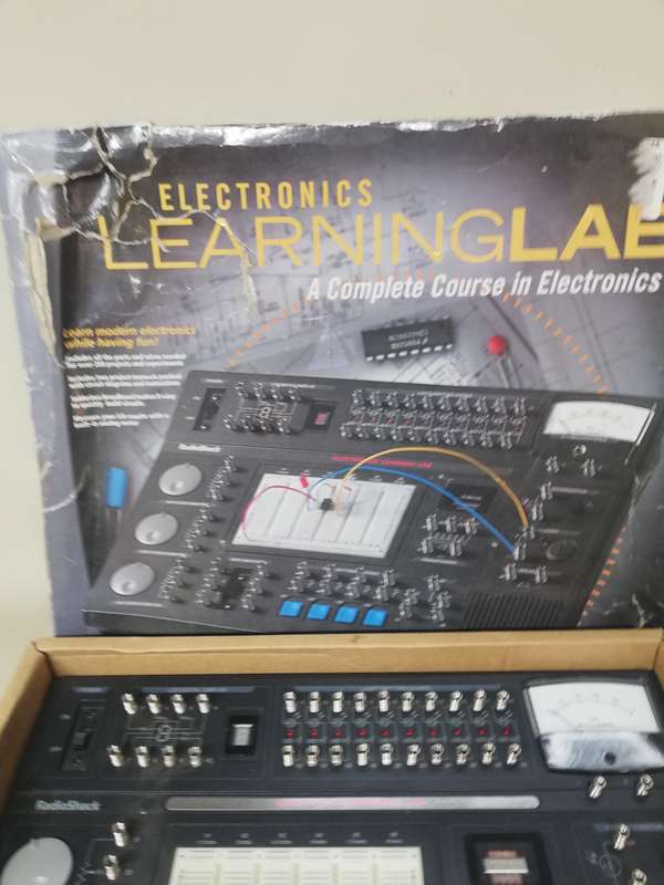 Electronics Learning Lab by RadioShack : A Complete Course in Electronics