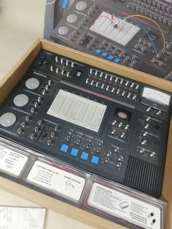 Electronics Learning Lab by RadioShack : A Complete Course in Electronics