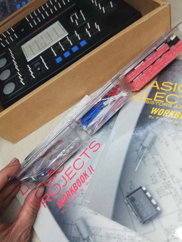 Electronics Learning Lab by RadioShack : A Complete Course in Electronics