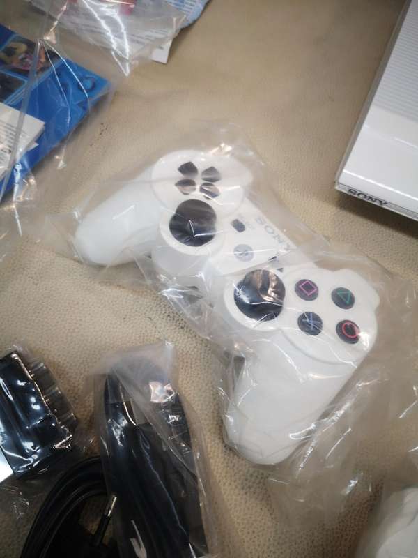 Wow!! Brand New Complete Chrystal White Sony PS3-CECH-4204A + 2 Controls NEVER PLAYED WITH