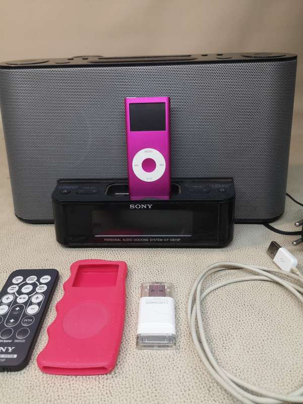 Sony ICF-DS11iP iPod Docking Station with iPod 4GB and 8GB Apple USB