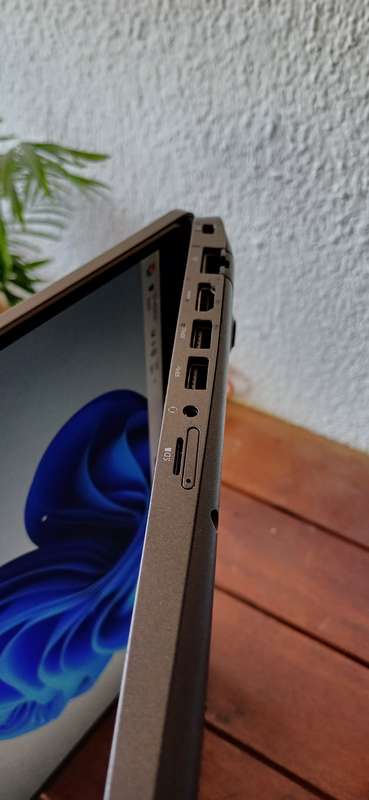 Dell Precision 3541 core I7 9th Gen, 16 GB RAM . 512 Nvme SSD 4GB Nvidia Dedicated Graphics