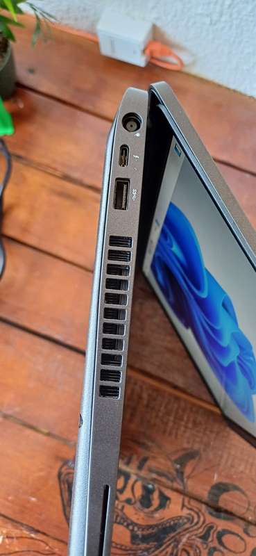 Dell Precision 3541 core I7 9th Gen, 16 GB RAM . 512 Nvme SSD 4GB Nvidia Dedicated Graphics