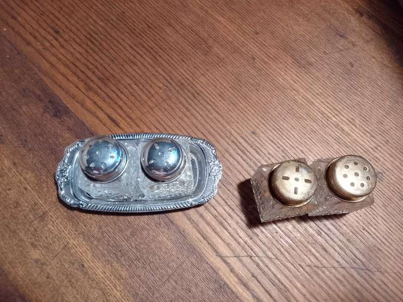 4 Little salt and pepper shakers