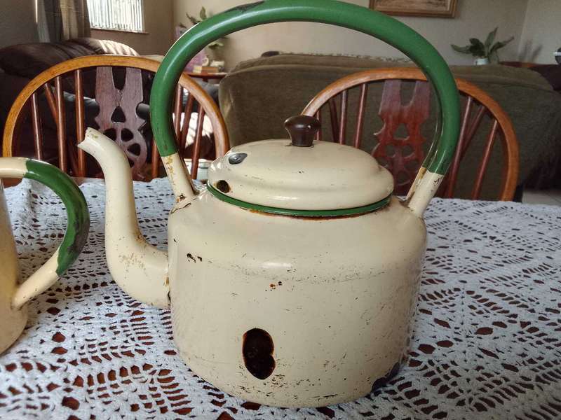3+1 enamel kettles (see pictures and description)