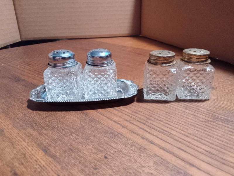4 Little salt and pepper shakers