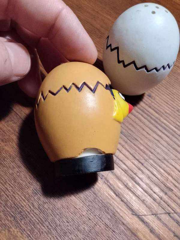 2 stunning cute salt and pepper shakers (see photo for damage to one)