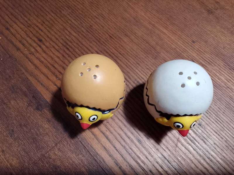 2 stunning cute salt and pepper shakers (see photo for damage to one)
