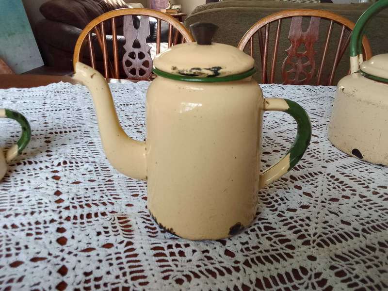 3+1 enamel kettles (see pictures and description)