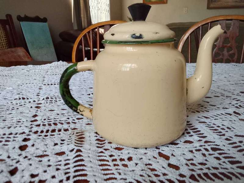 3+1 enamel kettles (see pictures and description)