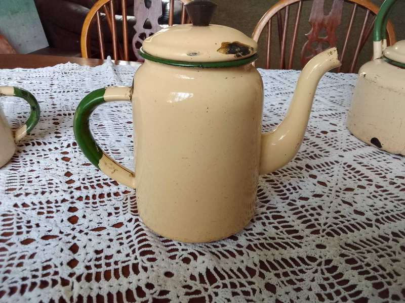 3+1 enamel kettles (see pictures and description)