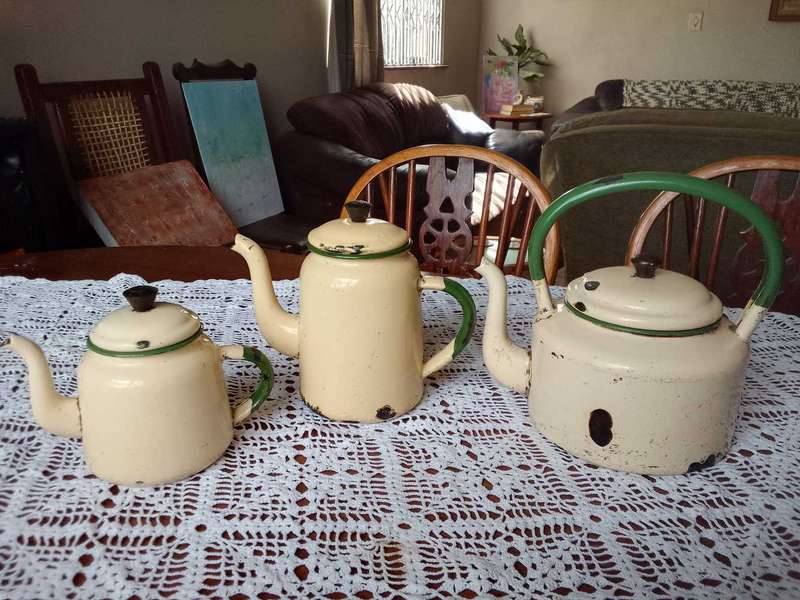 3+1 enamel kettles (see pictures and description)