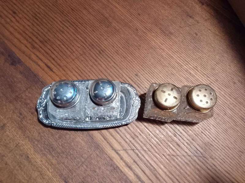 4 Little salt and pepper shakers